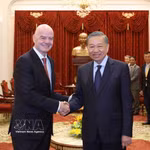 Le secrétaire général du Parti et président vietnamien, Tô Lâm (droite), et le président de la Fédération internationale de football association (FIFA), Gianni Infantino, présent dans la capitale vietnamienne pour assister à la finale retour de l’ASEAN Cup 2026 entre le Vietnam et la Thaïlande. Photo: VNA