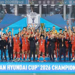 Le président de la FIFA, Gianni Infantino, remet le trophée de l’ASEAN Cup 2026 à l’équipe nationale vietnamienne. Photo : VNA