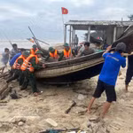 Les autorités et les pêcheurs ramènent les bateaux à terre pour s'abriter de la tempête. Photo : VNA
