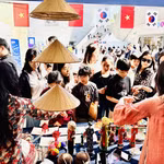 Les visiteurs au stand vietnamien lors de la deuxième Journée de l’échange et de l’intégration de Séoul. Photo: VNA