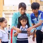 Les familles, les écoles et la société s'unissent pour construire un « bouclier numérique » afin de protéger les enfants en ligne. Photo : VNA