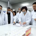La secrétaire du Comité central du Parti et vice-Première ministre, Pham Thi Thanh Tra, examine des échantillons biologiques prélevés sur des restes de soldats morts pour la Patrie, conditionnés selon les normes et procédures nationales en vigueur. Photo : VNA