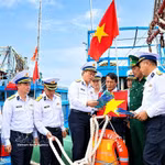 La Marine collabore étroitement avec les autorités locales pour sensibiliser la population à la lutte contre la pêche illicite, non déclarée et non réglementée (INN). Photo : VNA