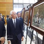 Khamphan Pheuyavong, chef de la Commission de propagande et de formation du Comité central du Parti lao, visite l'exposition. Photo : VNA