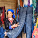 Les visiteurs découvrent la culture traditionnelle des H’Mong. Photo: VNA