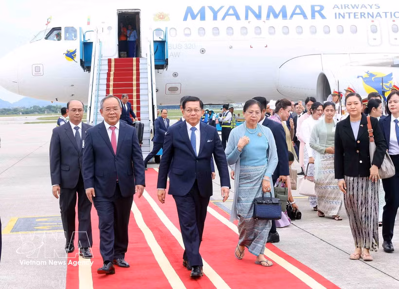 Le président du Myanmar, Min Aung Hlaing, et son épouse Kyu Kyu Hla arrivent à Hanoï. Photo : VNA