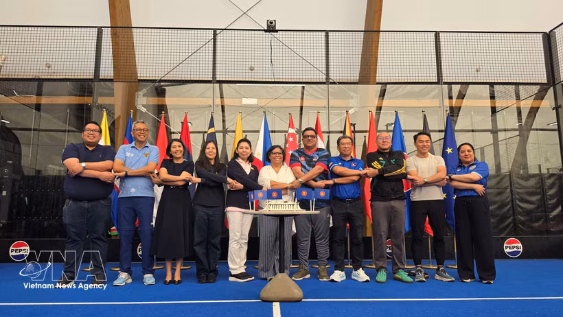 À Bruxelles, les ambassadeurs des pays membres de l’ASEAN effectuent la poignée de main emblématique du bloc, symbole de sa solidarité. Photo : VNA