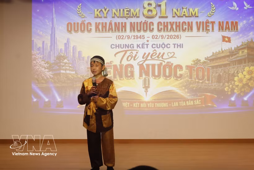 Duc An, 8 ans, interprète la chanson « J’apporte à manger à ma mère aux champs ». Photo : VNA