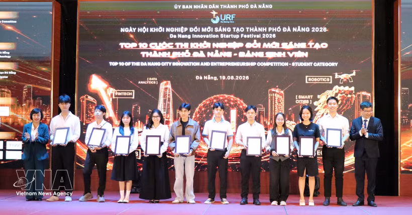 Le Comité populaire de la ville de Da Nang a remis les prix aux 10 meilleurs projets du concours d'innovation et d'entrepreneuriat (catégorie étudiante) lors de SURF 2026. Photo : VNA