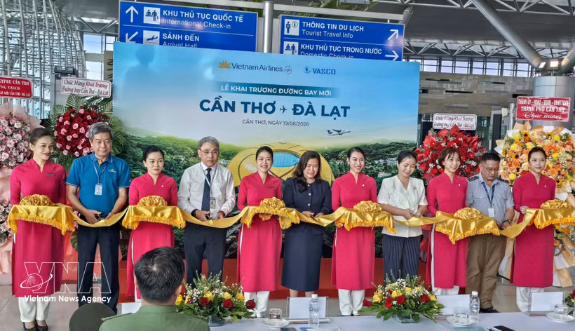 Lors de la cérémonie d'inauguration de la liaison aérienne Can Tho-Da Lat. Photo : VNA