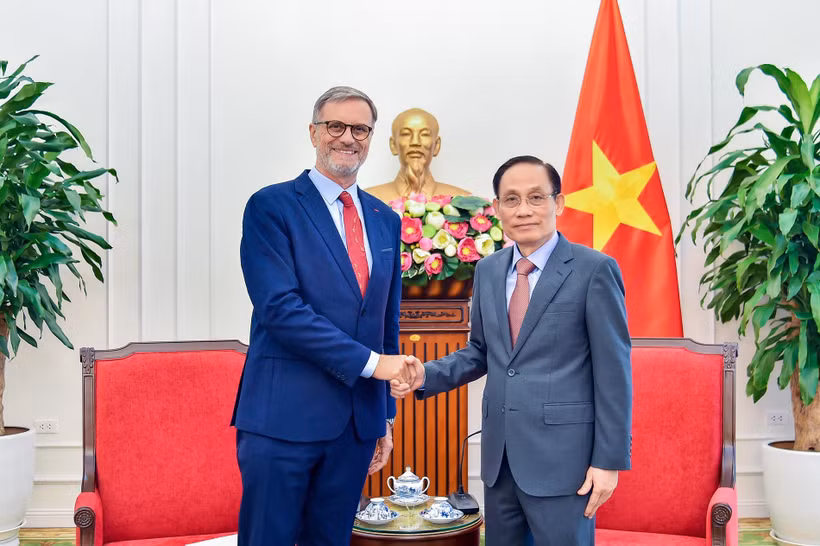 Le ministre vietnamien des Affaires étrangères Le Hoai Trung (à droite) reçoit l’ambassadeur de France au Vietnam, Olivier Brochet. Photo : ministère des Affaires étrangères du Vietnam.