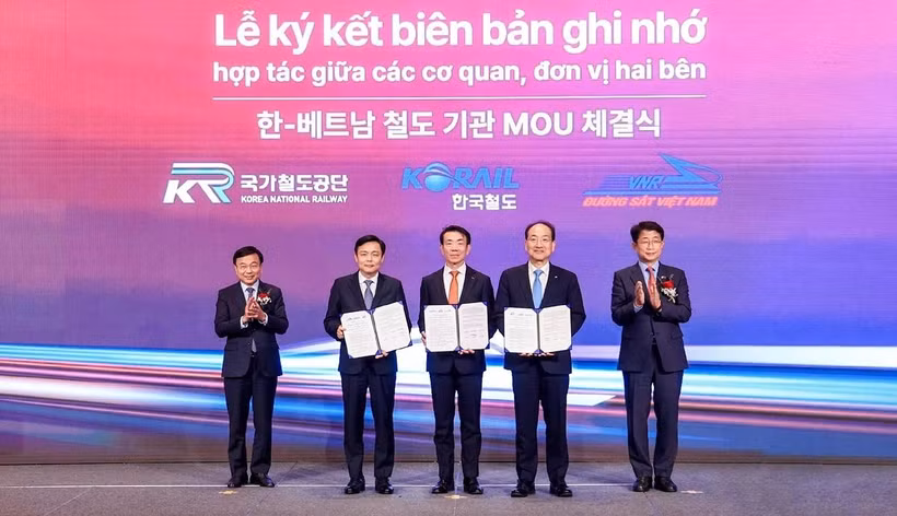 Lors du forum, plusieurs protocoles d'accord ont été signés, Photo:baogiaothong.vn