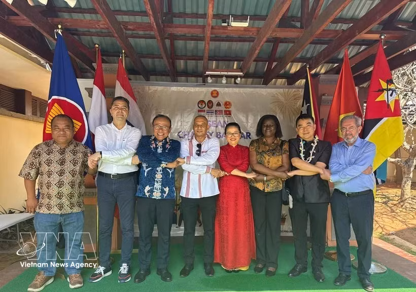 Les ambassadeurs et représentants diplomatiques de l'ASEAN à Maputo, au Mozambique, ont manifesté leur solidarité et leur amitié lors de la Foire culinaire. Photo : VNA