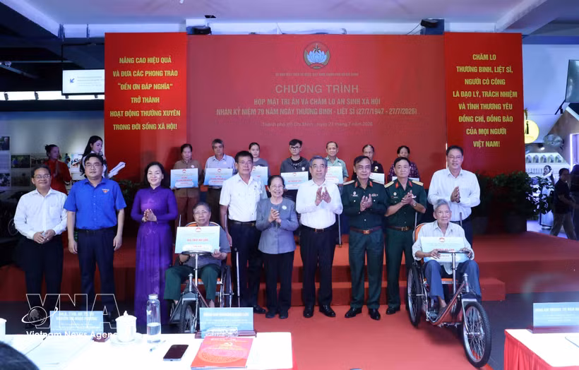 Nguyen Phuoc Loc (quatrième à droite), secrétaire adjoint du Comité du Parti de la ville et président du Comité du Front de la Patrie du Vietnam de Hô Chi Minh-Ville, remet des véhicules et des moyens de subsistance à des familles bénéficiant de politiques préférentielles. Photo : VNA