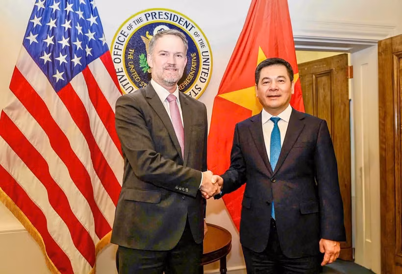 Le ministre de l’Industrie et du Commerce Nguyen Hong Dien (à droite) et le représentant américain au Commerce, Jamieson Greer, Photo: moit.gov.vn