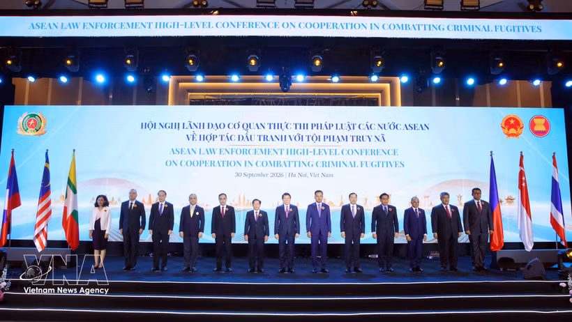  Le général Luong Tam Quang, ministre de la Sécurité publique du Vietnam, en compagnie des chefs de délégation des pays de l'ASEAN et du Secrétariat de l'ASEAN. Photo : VNA.