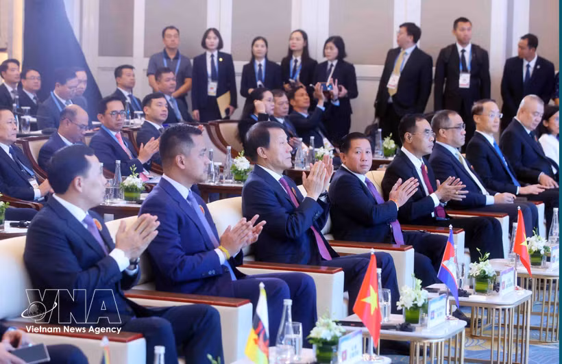 Le général Luong Tam Quang, ministre de la Sécurité publique, en compagnie de délégués participant à la conférence. Photo : VNA