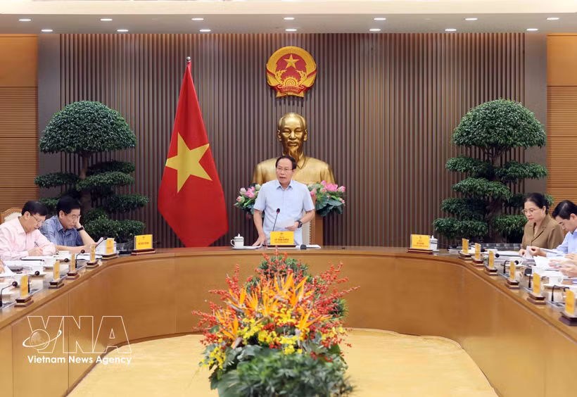 Le vice-Premier ministre Le Tien Chau a présidé une réunion consacrée à l’état d’avancement de la révision générale du système des documents normatifs juridiques. Photo : VNA
