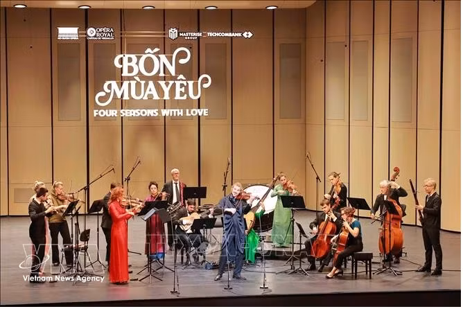 Artistes se produisant au concert "Four Seasons with Love". Photo : VNA