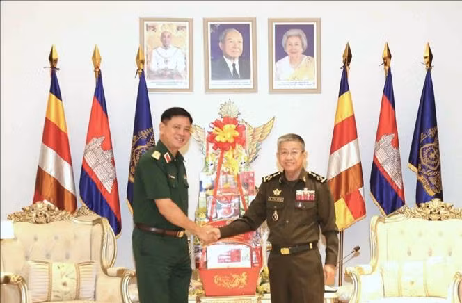 Le général de division Nguyen Truong Thang (gauche), commandant de la 7e zone militaire (Armée populaire du Vietnam), formule ses voeux de la fête Chol Chnam Thmay 2025, Nouvel An des Cambodgiens au ministère cambodgien de la Défense. Photo : VNA