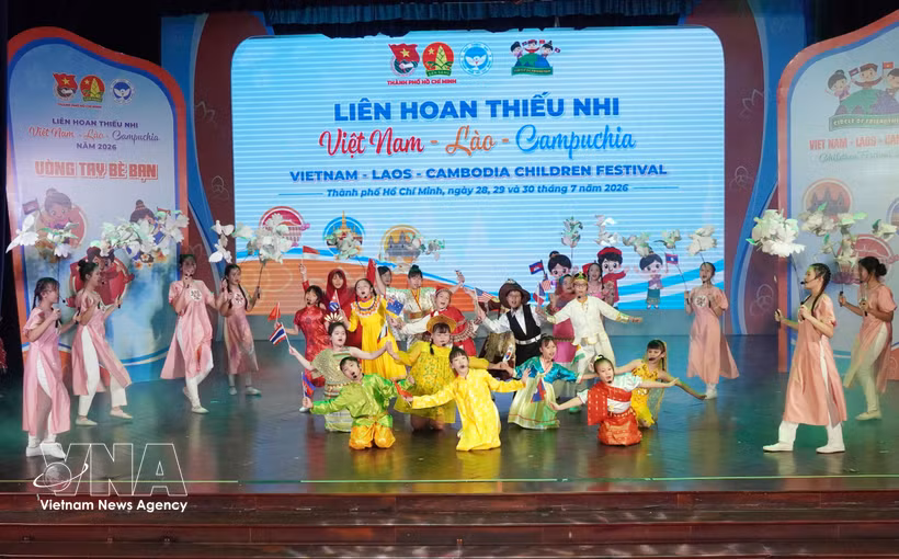 Un spectacle artistique présenté à la clôture du 8e Festival des enfants Vietnam - Laos - Cambodge. Photo : VNA