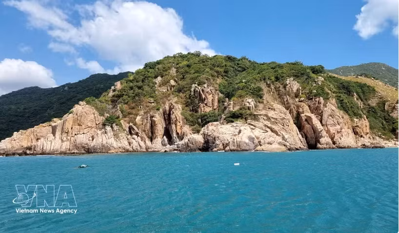 Avec près de 500 km de littoral et quatre baies emblématiques, Khanh Hoa mise sur « L’Odyssée des quatre baies » pour diversifier son offre, valoriser ses atouts naturels et culturels et renforcer son attractivité auprès des visiteurs internationaux. Photo : VNA