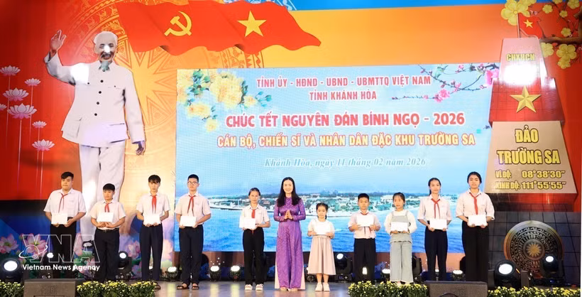 L'Union des femmes de la province de Khanh Hoa a octroyé des bourses d'études aux enfants des officiers et soldats en poste dans la zone spéciale de Truong Sa. Photo : VNA