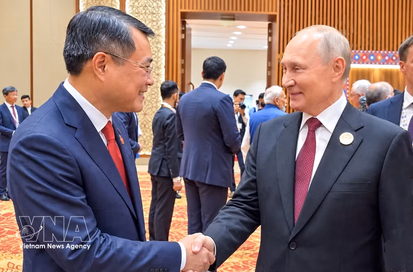 Le Premier ministre Le Minh Hung (gauche) et le président russe Vladimir Poutine. Photo: VNA