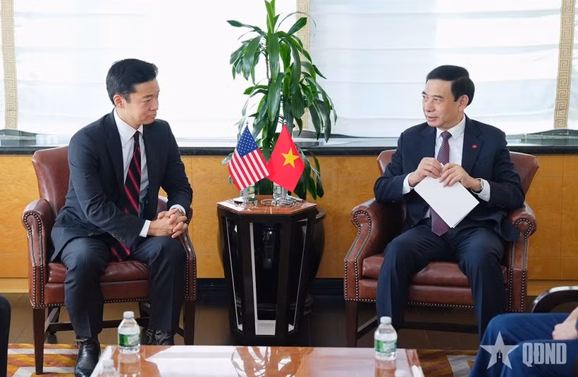 Le général Phan Van Giang (à droite), vice-Premier ministre et ministre vietnamien de la Défense rencontre John Noh, secrétaire adjoint américain à la Défense chargé des affaires de sécurité dans l’Indo-Pacifique. Photo : qdnd.vn
