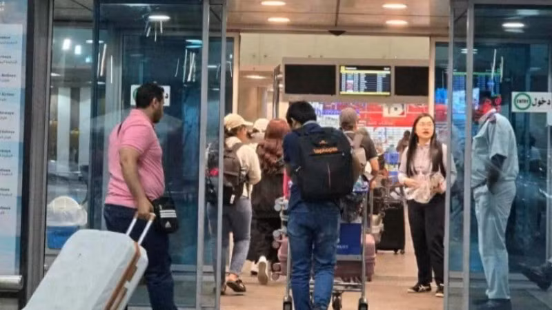 Un groupe de citoyens vietnamiens entre à l'aéroport du Caire (Égypte) pour rentrer chez eux. Photo : Ambassade du Vietnam en Israël