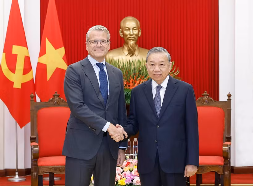 Le secrétaire général du Pari communiste du Vietnam (PCV) To Lam (à droite) reçoit dans l’après-midi du 18 novembre, à Hanoï, Vincent Clerc, directeur du groupe A.P. Moller - Maersk (Danemark). Photo : VNA