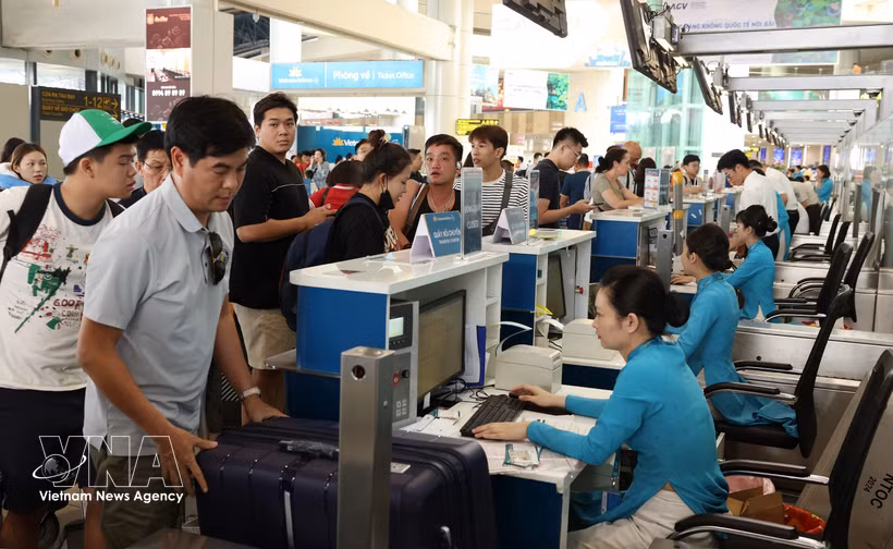 Des passagers s'enregistrent à l'aéroport de Noi Bai. Photo : VNA