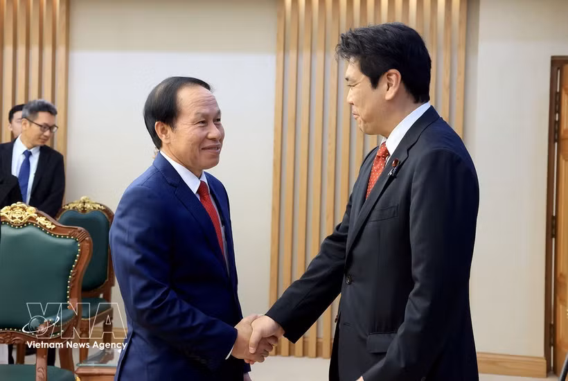 Le vice-Premier ministre Lê Tiên Châu (à gauche) reçoit le ministre japonais de l’Éducation, de la Culture, des Sports, des Sciences et de la Technologie, Matsumoto Yohei. Photo : VNA