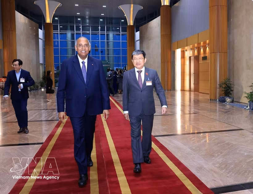 Le président de l’Assemblée nationale (AN) de Côte d’Ivoire, Patrick Achi (à gauche) a été accueilli à l'aéroport de Noi Bai par Vu Hai Ha, vice-président permanent de la Commission de la défense, de la sécurité et des affaires étrangères de l’AN vietnamienne. Photo : VNA