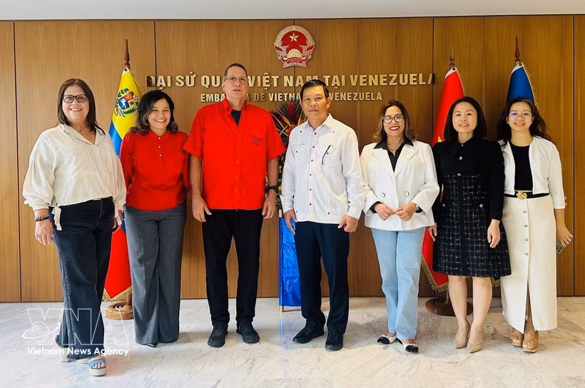 La direction du PSUV avec l'ambassadeur Vu Trung My (quatrième à partir de la droite) et des représentants de l'ambassade du Vietnam au Venezuela. Photo : VNA