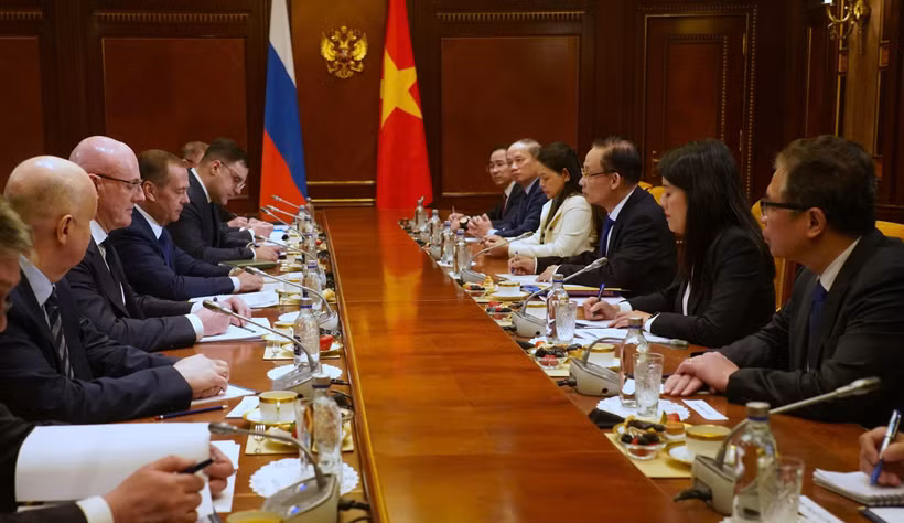 Le Hoai Trung, envoyé spécial du secrétaire général du Parti communiste du Vietnam (PCV), To Lam, membre du Bureau politique et ministre des Affaires étrangères lors de sa rencontre avec Dmitri Medvedev, président du Parti Russie unie, à Moscou le 24 février. Photo diffusée par la VNA