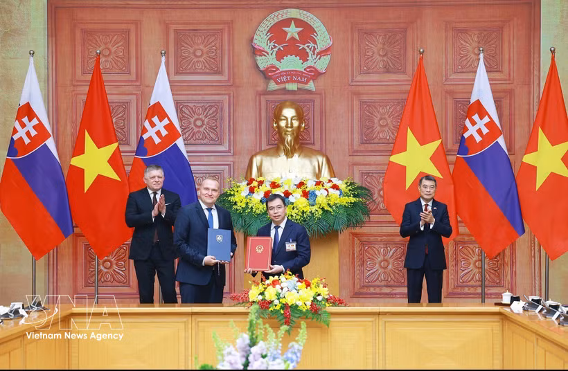 Le Premier ministre vietnamien Le Minh Hung et son homologue slovaque Robert Fico à la signature d'un protocole d'accord entre la Commission des normes, de la métrologie et de la qualité du Vietnam (STAMEQ) et l'Office slovaque des normes, de la métrologie et des essais (UNMS). Photo : VNA