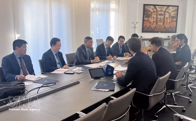 Le ministre des Finances, Ngo Van Tuan (troisième à gauche), lors de la séance de travail avec le groupe Rothschild & Co. Photo : VNA