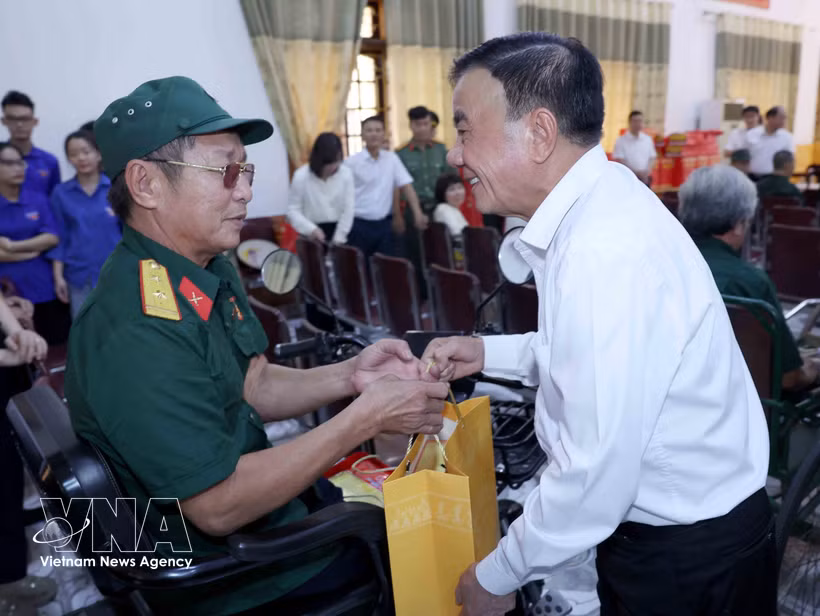 Le permanent du Secrétariat Tran Cam Tu offre des cadeaux aux combattants au Centre de soin d'invalides de guerre de Nghe An. Photo : VNA