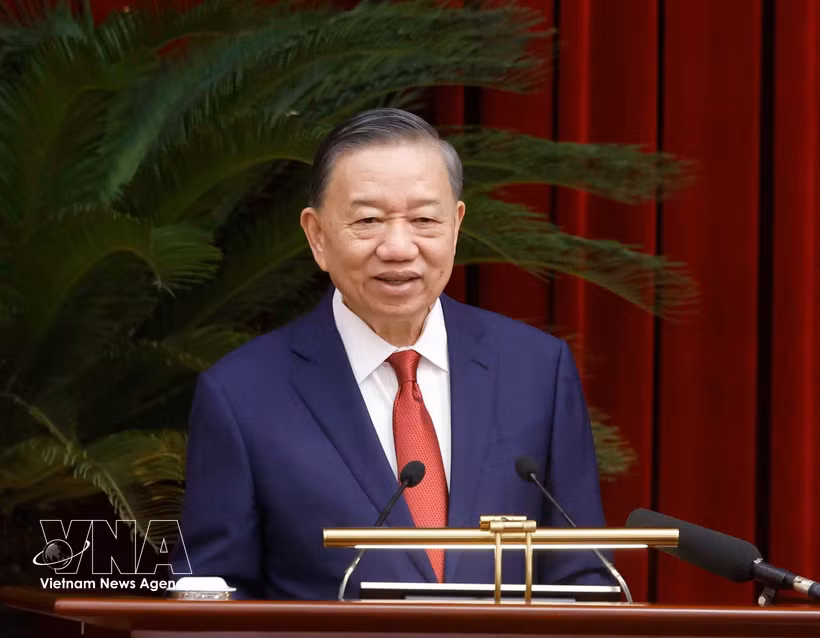 Le secrétaire général du Parti et président de la République, To Lam, prononce un discours lors de la clôture du 4e Plénum du Comité central du Parti communiste du Vietnam du 14e mandat. Photo : VNA