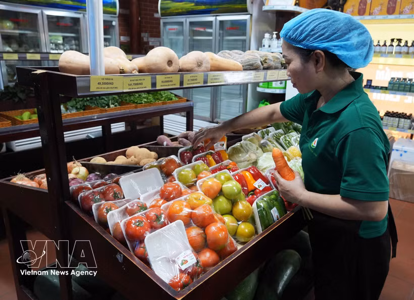Parmi les groupes ayant enregistré des hausses figurent l’alimentation et les services de restauration (+4,72 %). Photo : VNA