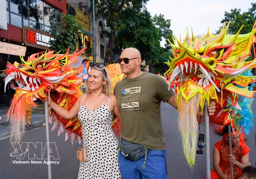 Le festival de rue « Couleurs des cinq continents » se déroule sur la rue piétonne du lac Hoan Kiem, attirant de nombreux locaux et touristes internationaux. Photo : VNA