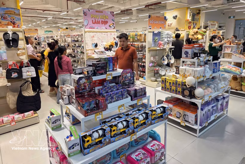Les supermarchés de Da Nang veillent toujours à proposer des stocks importants afin de répondre aux besoins des consommateurs, contribuant ainsi au développement économique de la ville. Photo : VNA