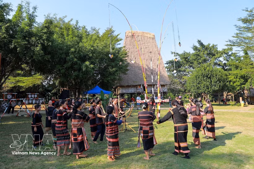La Journée de la culture vietnamienne, célébrée le 24 novembre, sera organisée dans le cadre d’une Semaine de la grande union nationale, avec diverses activités destinées à valoriser et à promouvoir les valeurs culturelles nationales. Photo : VNA