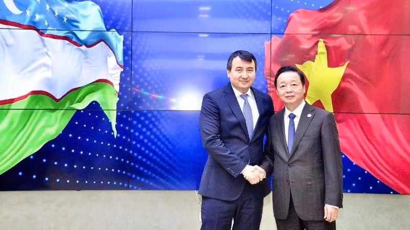 Le vice-Premier ministre vietnamien Tran Hong Ha (droite) et son homologue ouzbek, Jamshid Khodjaev. Photo : VNA