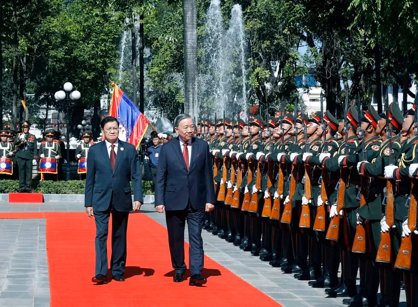Les deux dirigeants passent en revue la garde d'honneur de l'Armée populaire lao. Photo : VNA
