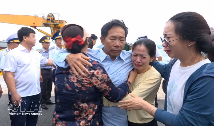 Les pêcheurs de Da Nang ont retrouvé leurs familles au port international de Cam Ranh après plusieurs jours de sinistrés à Truong Sa. Photo : VNA