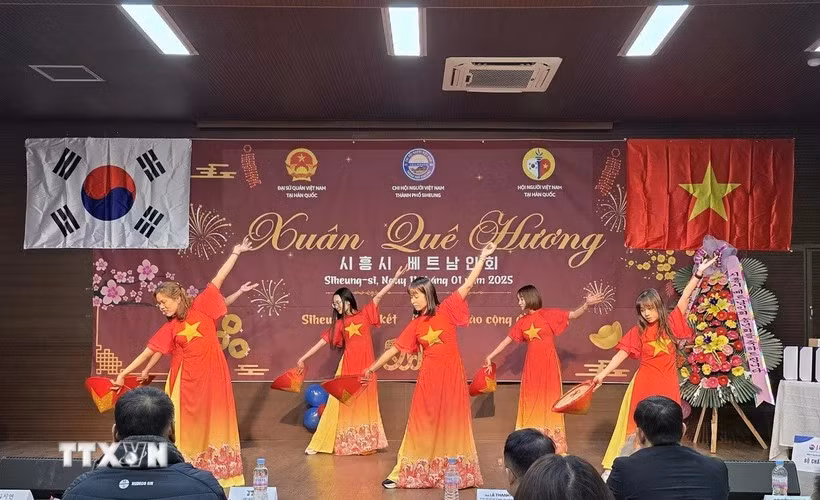A Siheung, en République de Corée, l'Association vietnamienne locale a organisé une fête du printemps pleine de dynamisme pour accueillir le Nouvel An 2025. Photo : VNA