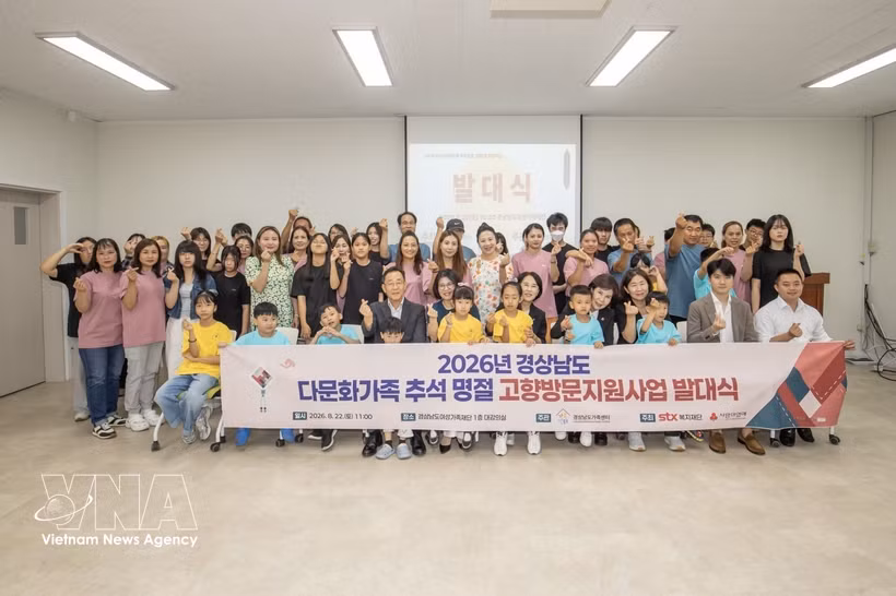 La consule générale du Vietnam à Busan, Doan Phuong Lan (premier rang, au centre), entourée de délégués et de familles multiculturelles vietnamo-sud-coréennes lors de la cérémonie de lancement du programme de soutien aux visites au Vietnam à l'occasion de la Fête de la mi-automne 2026. Photo : VNA