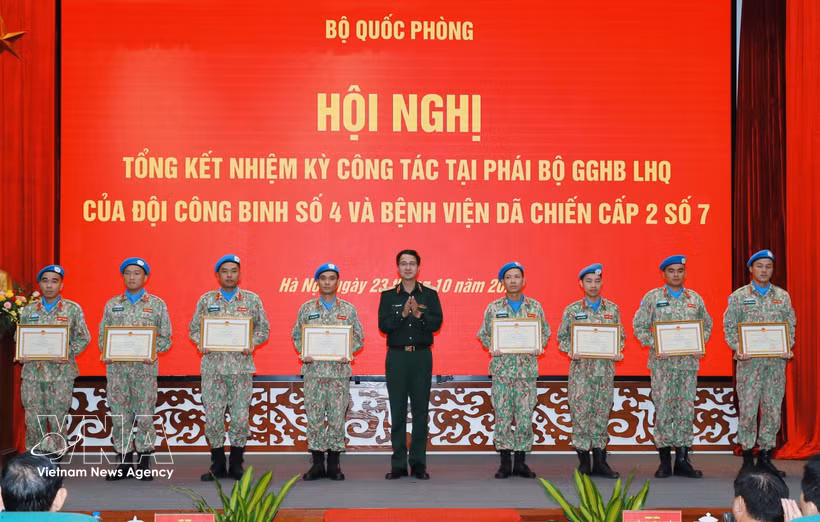 Le général de brigade Pham Manh Thang, directeur du Département vietnamien du maintien de la paix, remet des certificats de l'état-major à des groupes et à des individus. Photo : VNA